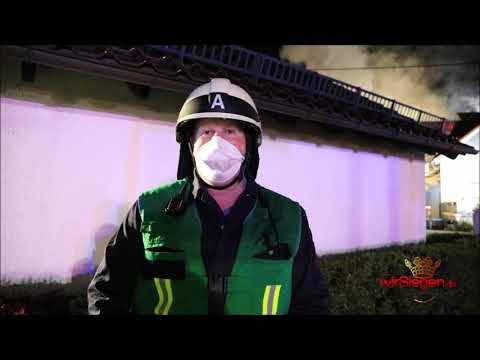 Video: 25 Personen retten sich aus brennendem Wohnhaus - Feuerwehr mit Großaufgebot im Einsatz