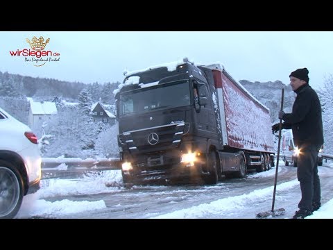 Schneefall sorgt erneut für erhebliche Verkehrsbehinderungen (Kreis Siegen-Wittgenstein/NRW)
