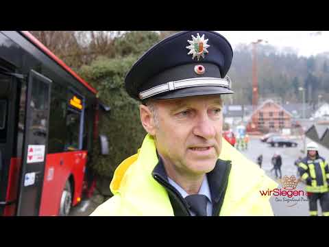 Bus-Unfall in Grevenbrück – Schulbus knallt in Mauer – 18 Kinder verletzt