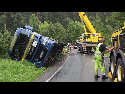 Umgestürzter 40-Tonner musste geborgen werden (Oberhundem/Kreis Olpe)