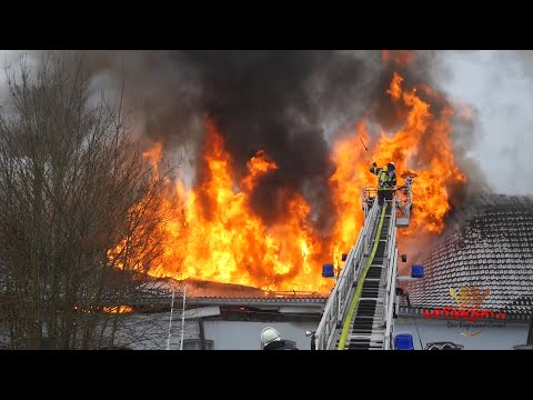 Video: Großbrand zerstört Musikfabrik in Freudenberg