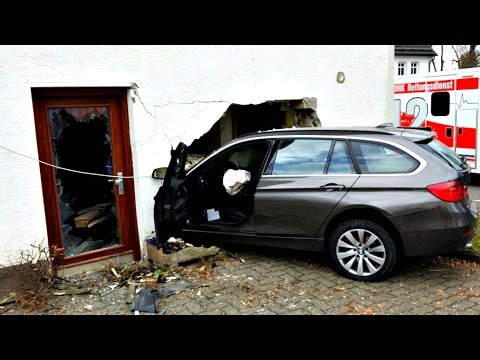 BMW kracht ungebremst in ein Littfelder Wohnhaus (Kreuztal/NRW)