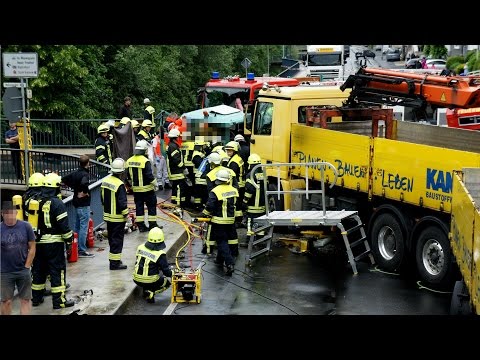 Schwerer LKW-Unfall auf der Kölner Straße in Neunkirchen-Struthütten (NRW)