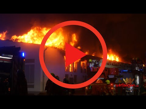 Video: Firmenkomplex brennt komplett nieder - Sachschaden in Millionenhöhe