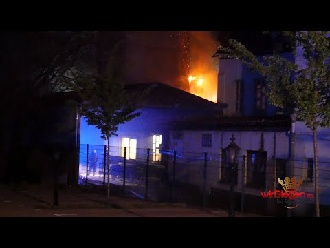 Holzspäne Bunker in Brand geraten - Feuerwehr mit Großaufgebot im Einsatz
