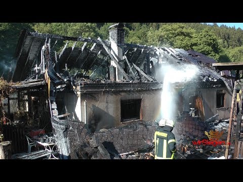 VIDEO: Scheune nach Vollbrand in Schutt und Asche