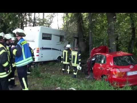 Wohnmobil kracht ungebremst in Waldstück - Pkw-Fahrer eingeklemmt (Burbach/NRW)