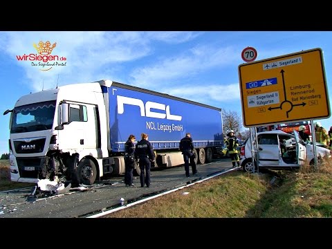 Frontalcrash: PKW kollidiert mit LKW – Eine Person schwer verletzt