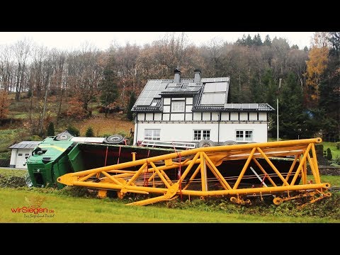 Aufgeladene Kranelemente ziehen Sattelzug in Böschung (Kirchhundem/NRW)