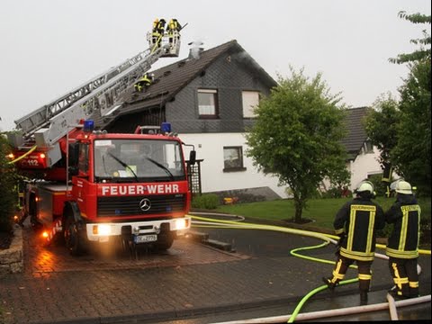 Dachstuhlbrand nach Blitzeinschlag in Wenden-Altenhof (NRW)