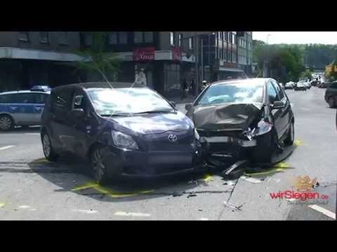 Drei Verletzte nach Crash auf Kreuzung in Siegen