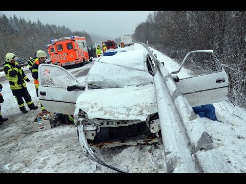 Kleinwagen schleuderte unter Schutzplanken – Zwei Verletzte (Siegen/NRW)