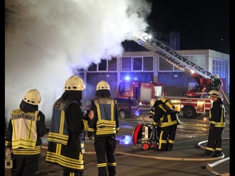Brandstiftung nach Einbruch -- Halle in Flammen