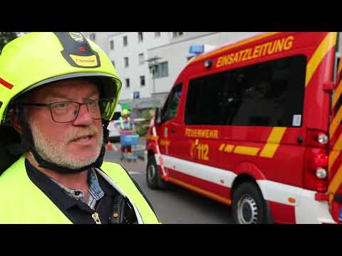 Großeinsatz im Kreuztaler EKZ - PKW und E-Bike brennen in Tiefgarage - Rettungskräfte im Einsatz