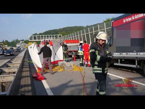 Lastwagen kracht auf HTS in Stauende - Zwei Verletzte (Siegen/NRW)