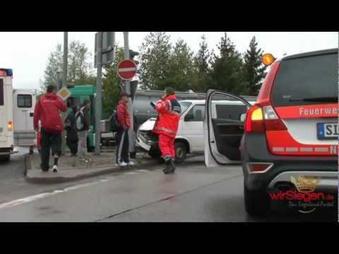 Kreuztal: 7 Verletzte -- Bulli rast vor Ampelmast