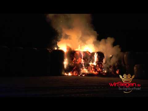 Brandstifter zündet Heurollen auf Lagerplatz an (Siegen/NRW)