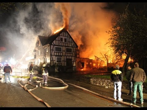 Erneut Großbrand in Elsoff -- Wohnhaus und Scheune in hellen Flammen