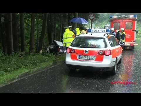 Zu schnell auf regennasser Fahrbahn: mit VW Polo vor Baum