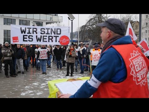 Streikende zogen für mehr Lohn durch die Siegener Innenstadt (Siegen/NRW)