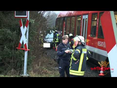 Von Zug erfasst: PKW Totalschaden -- Fahrerin unverletzt