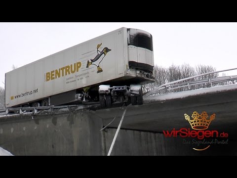 Sattelzug durchbricht Brückengeländer auf der A45 (Lüdenscheid/Meinerzhagen)