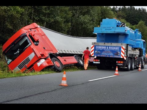 Sattelzug in Graben gekippt – Vollsperrung bis in den späten Abend