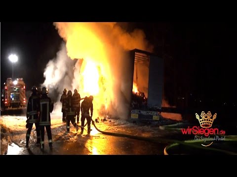 Sattelauflieger auf der A45 in Flammen - Großeinsatz für die Feuerwehr (Haiger/Hessen)