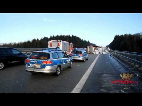 40-Tonner-LKW stürzt auf Talbrücke Büschergrund um