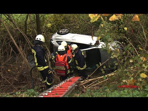 Pkw stürzt mehrere Meter tiefe Böschung hinab (Netphen/NRW)