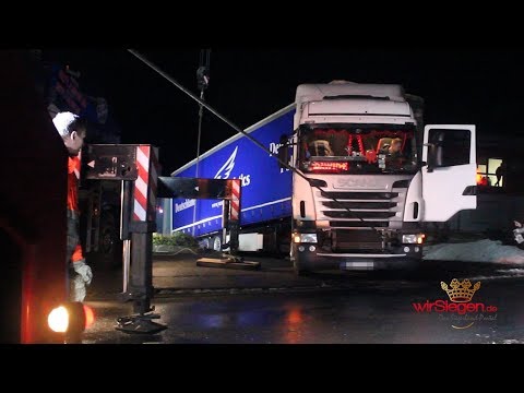 Dumm gelaufen! Sattelzug beim Rangieren festgefahren (Wilnsdorf/NRW)