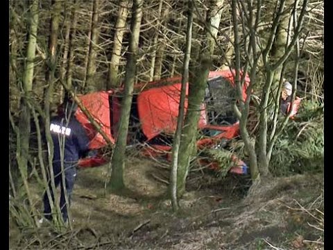 Pkw kracht gegen Bäume: Zwei Schwerverletzte bei Unfall auf der L722 (Netphen/NRW)
