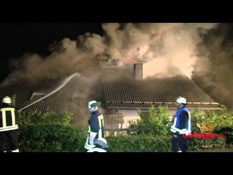 Zimmerbrand greift auf Dachstuhl über – 250.000 Euro Schaden