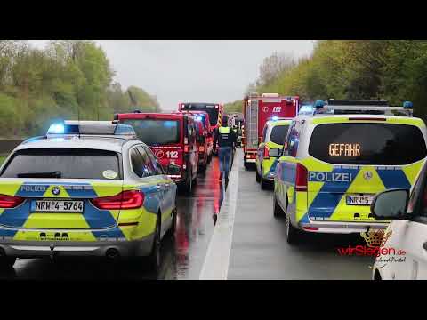 Reisebusunfall auf der A45 bei Wenden / NRW: Bus mit 73 Insassen kippt auf die Seite - 28 Verletzte