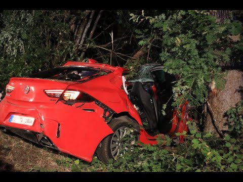 Auto prallt gegen Baum: Tödlicher Verkehrsunfall nach Kirmesbesuch