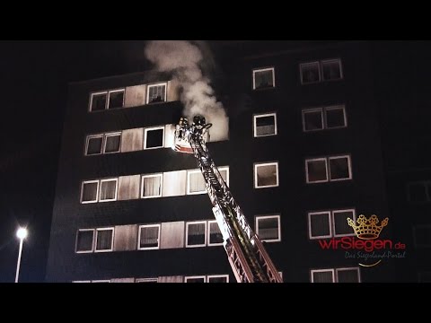 VIDEO: Fünf Verletzte bei Wohnungsbrand in Weidenauer Hochhaus (Siegen/NRW)