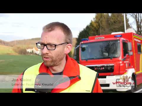Großeinsatz für die Feuerwehr in Kreuztal - Brand auf einem Bauernhof - Scheune mit Heu im Vollbrand