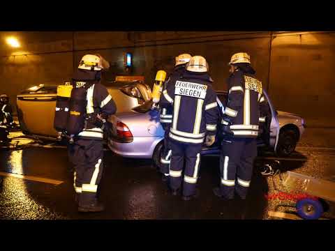 Feuerwehr Siegen nutzt Wartungsarbeiten im Wellersbergtunnel zur Alarmübung