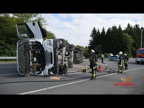 Vollsperrung: Lkw auf der B54 umgekippt (Burbach/NRW)