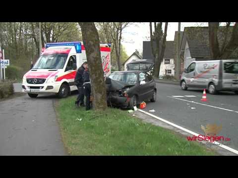 Mit VW Polo frontal in Baum