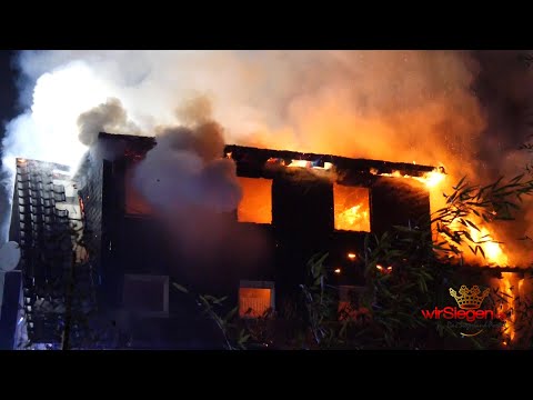 Verheerendes Feuer in Eiserfeld - Dachstuhl brennt komplett nieder