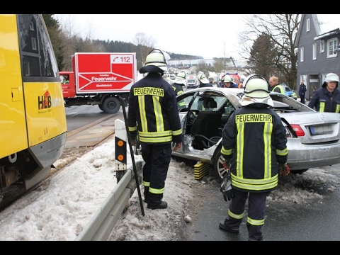 Zug kollidiert mit Pkw - 79-Jähriger schwer verletzt (Erndtebrück/NRW)