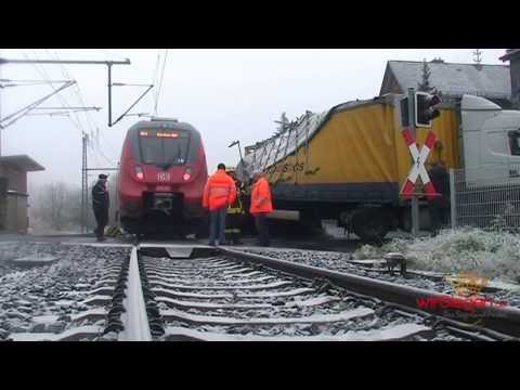 Zugunglück: Lkw und Regionalexpress stoßen zusammen