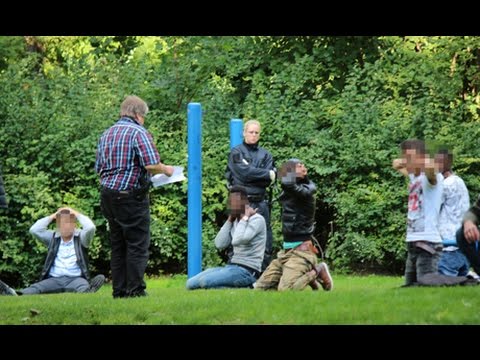 Großrazzia der Polizei im Siegener Oranienpark: 30 Personen festgesetzt (Siegen/NRW)