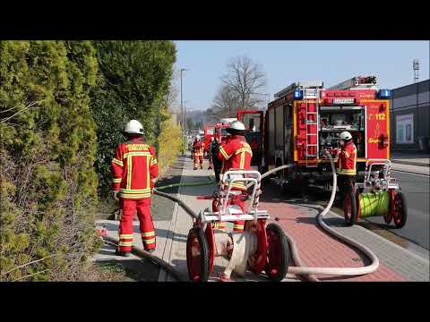 Heckenbrand in der Marburger Straße in Kreuztal Ferndorf schnell gelöscht