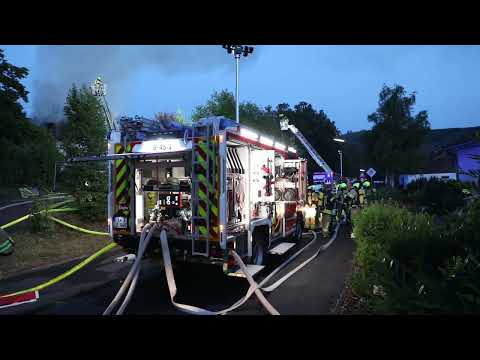 Feuer in Brachbach (RLP). Ehemaliges „Haus Lug ins Land“ brennt - Großeinsatz für die Rettungskräfte
