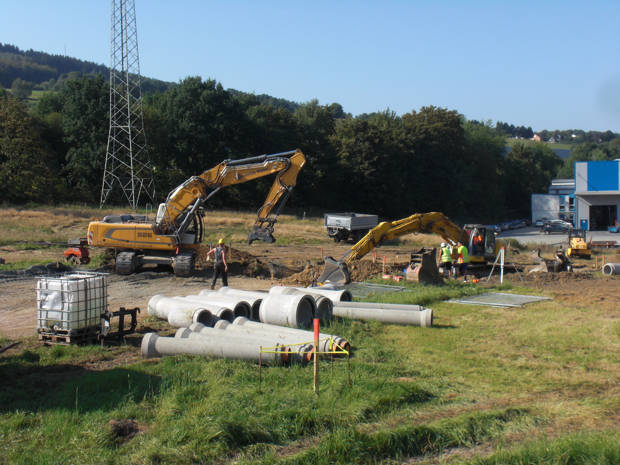 Im Wiesengrund soll bis zum Ende des Jahres ein neues Straßenteilstück entstehen. Derzeit sind die Kanalarbeiten im Gang. (Foto: Gemeinde Neunkirchen)