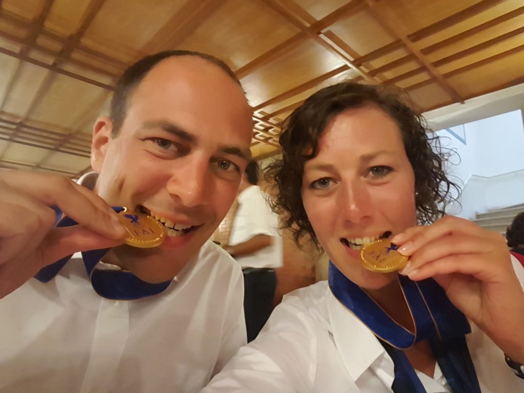 Schmeckt gut! Robert Deppe und seine Schwester Carla Moses von der LSG Breitscheid freuen sich über ihr WM-Gold. 