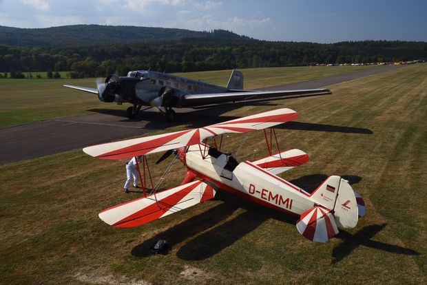 Legendäre JU 52 begegnet der "EMMI" auf dem Flugplatz Hahnweide