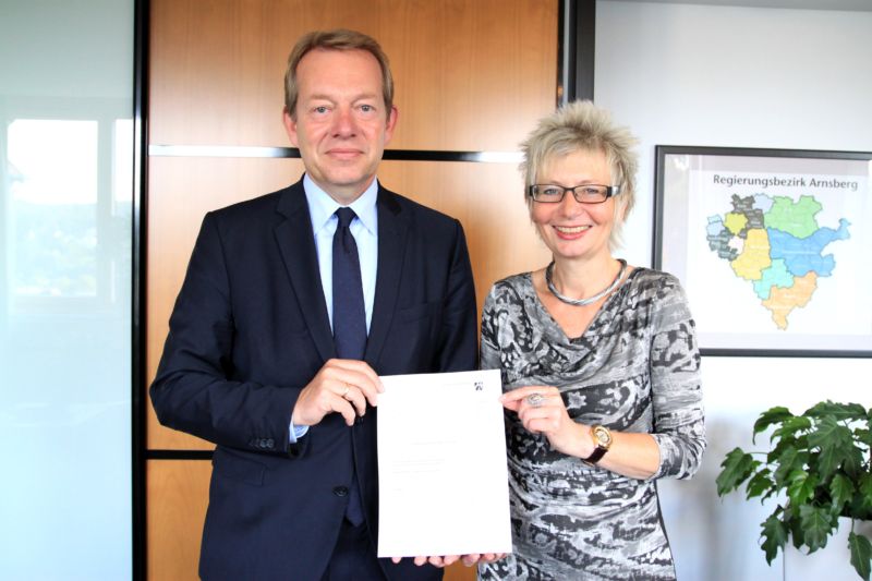 Regierungspräsidentin Diana Ewert übergibt den Förderbescheid an Bürgermeister Steffen Mues. (Foto: Bezirksregierung)